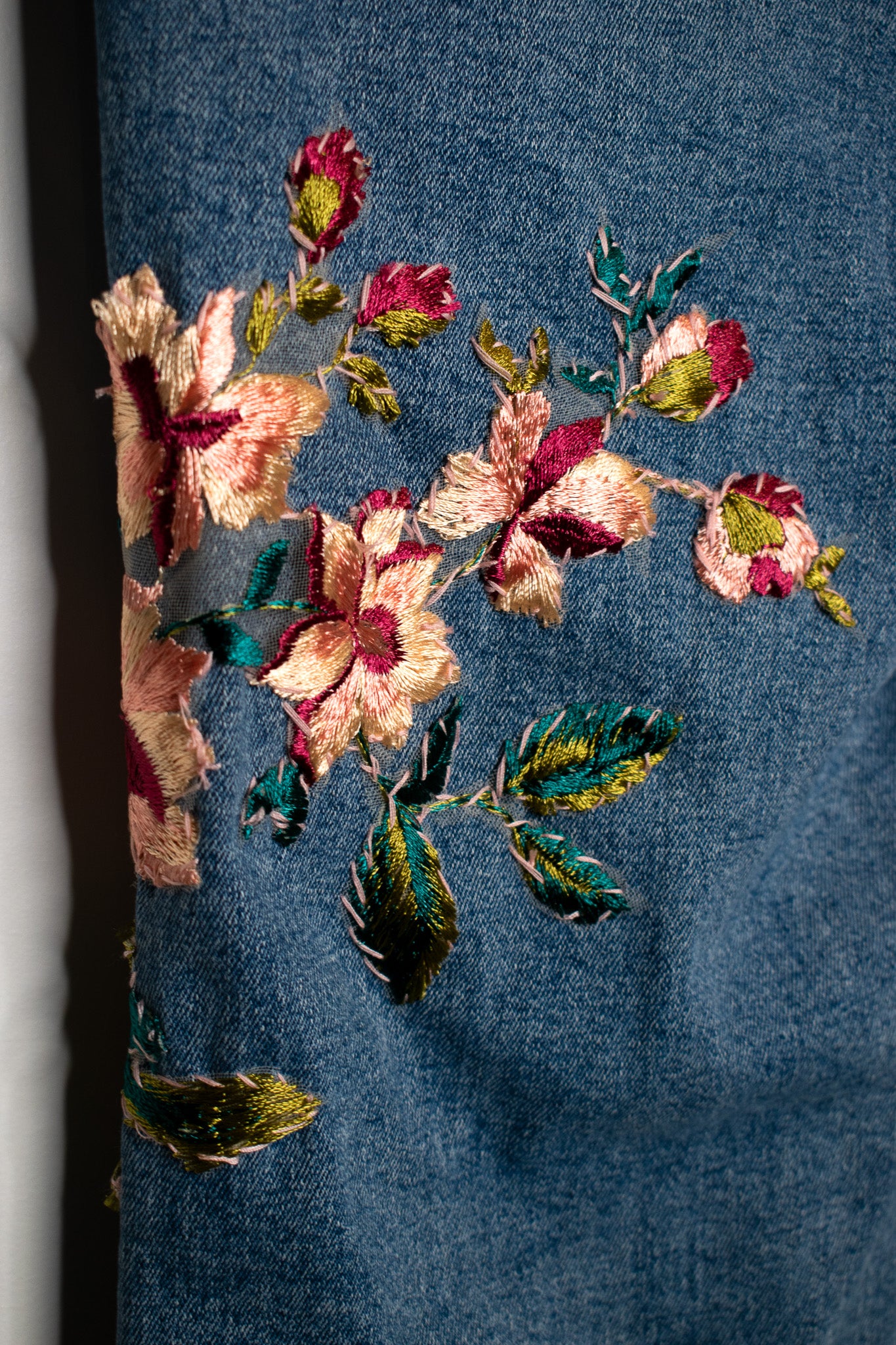 Embroidered Cropped Denim Pants | Medium