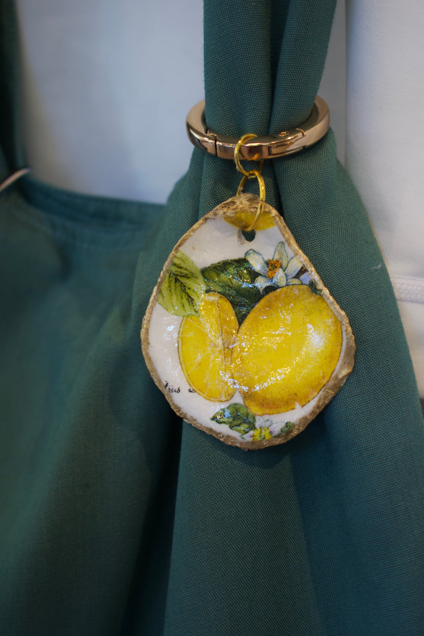 Oyster Shell Bag Charm (lemon)