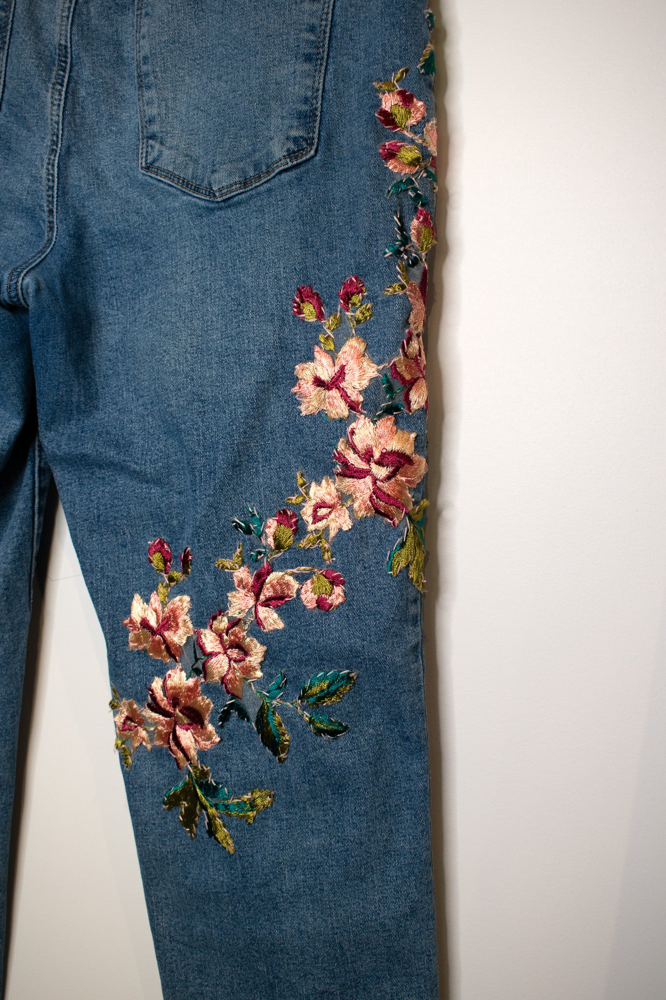 Embroidered Cropped Denim Pants | Medium