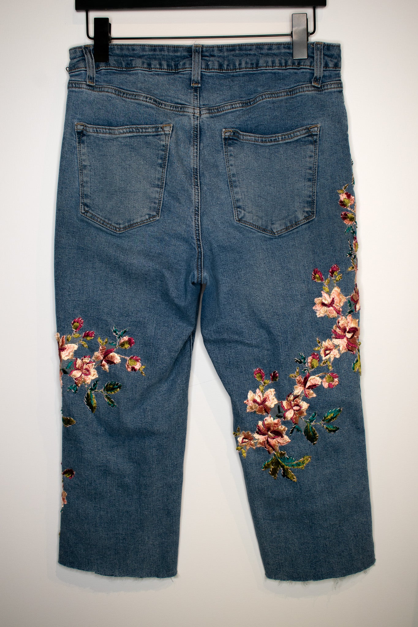 Embroidered Cropped Denim Pants | Medium