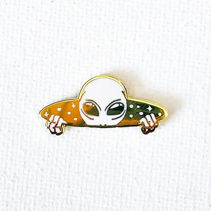 Peeking Alien Pin
