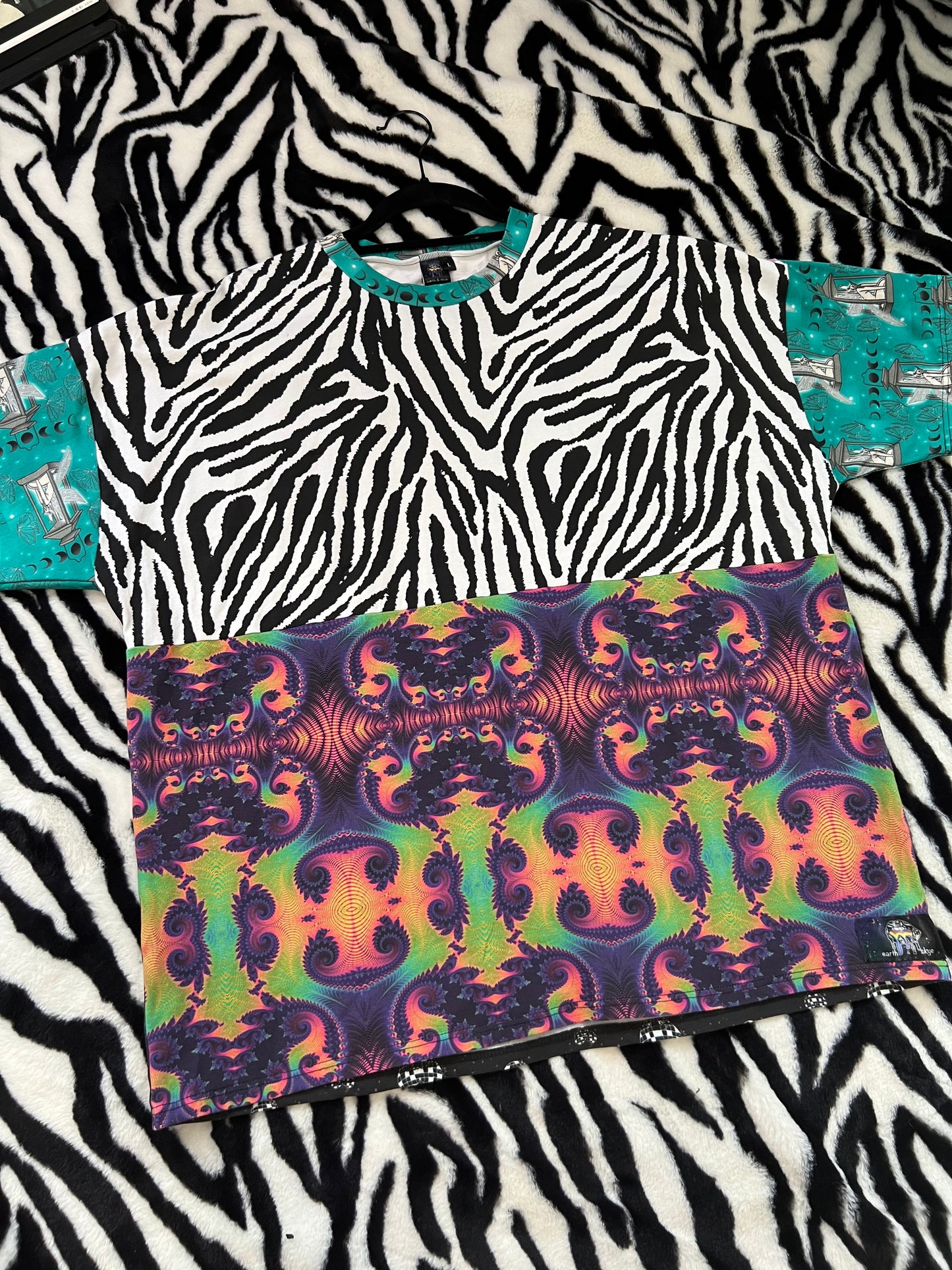 earth & skye splice tee