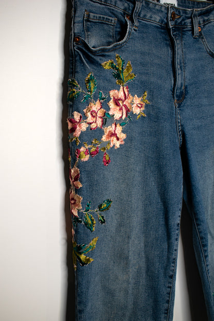Embroidered Cropped Denim Pants | Medium